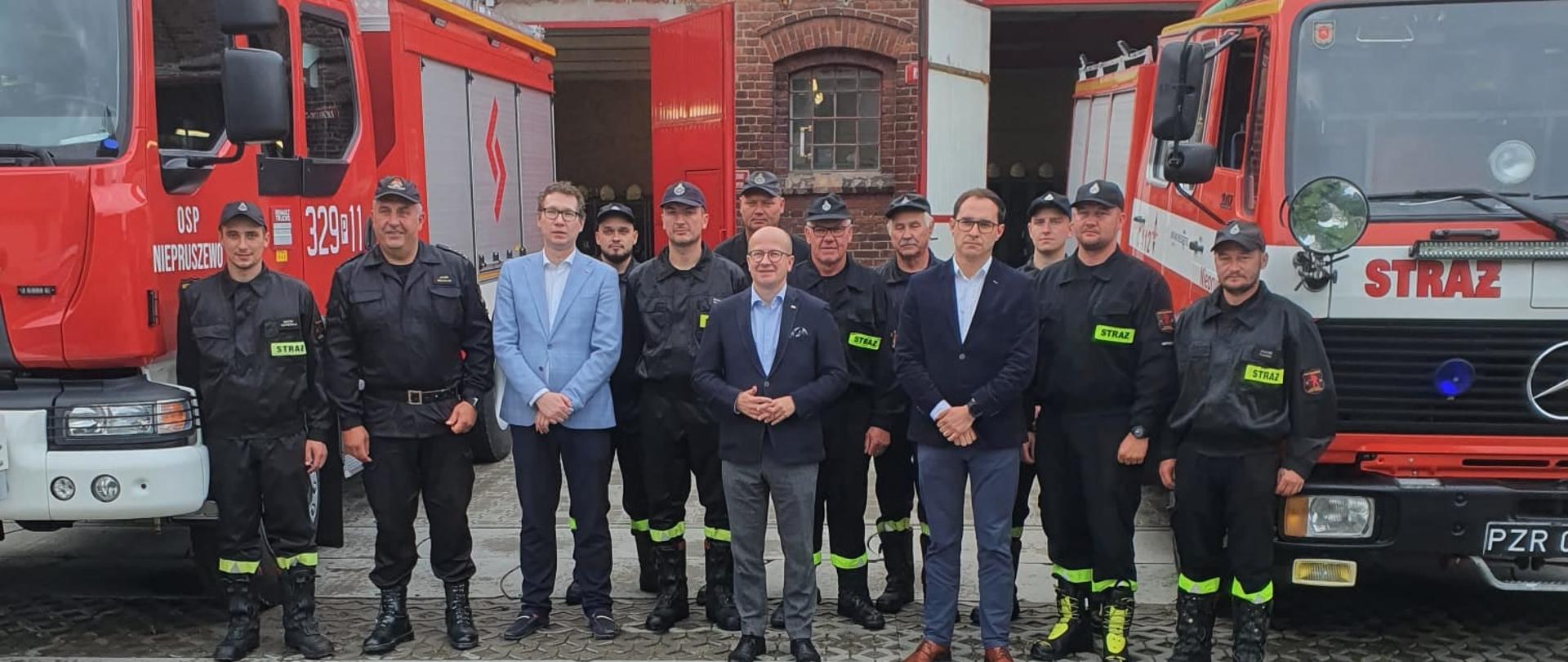 Spotkanie druhów OSP Niepruszewo z Posłem na Sejm RP Bartłomiejem Wróblewskim, Burmistrzem Miasta i Gminy Buk Pawłem Adamem oraz Komendantem Miejskim PSP w Poznaniu st. bryg. Jackiem Michalakiem