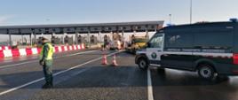 Inspektorzy śląskiej Inspekcji Transportu Drogowego zabezpieczają miejsce zdarzenia drogowego na odcinku autostrady A4 koło Gliwic.