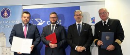 Sygnatariusze umowy na unijne dofinansowanie projektu „Modernizacja toru wodnego do Portu Północnego w Gdańsku" wraz z ministrem Jerzym Kwiecińskim i wiceministrem Grzegorzem Witkowskim pozują do wspólnego zdjęcia 