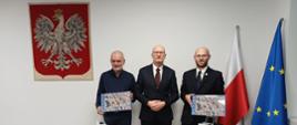 Główny Geodeta Kraju Andrzej Żylis z nagrodzonymi Mariuszem Meusem i Patrykiem Charydczakiem