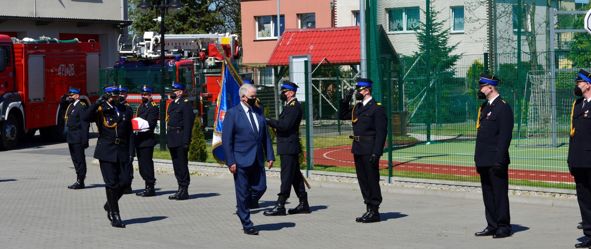 Pan Mariusz Łuczyk, Wicewojewoda Pomorski dokonuje przeglądu pododdziałów na Powiatowych Obchodach Dnia Strażaka