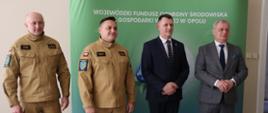 Briefing prasowy w związku z rozpoczęciem programu dofinansowania OSP województwa opolskiego. W briefingu wziął udział Pan Sławomir Kłosowski Wojewoda Opolski, Pan Jerzy Naszkiewicz Zastępca Prezesa Zarządu WFOŚiGW w Opolu, st. bryg. Krzysztof Kędryk Opolski Komendant Wojewódzki PSP oraz st. bryg. Dariusz Gieroń Zastępca Opolskiego Komendanta Wojewódzkiego PSP. Osoby stoją na tle banneru Wojewódzkiego Funduszu Ochrony Środowiska i Gospodarki Wodnej w Opolu.