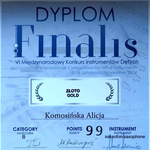 Dyplom w kolorze niebieskim. W nagłówku jest umieszczona nazwa konkursu, poniżej punktacja oraz podpisy jurorów.