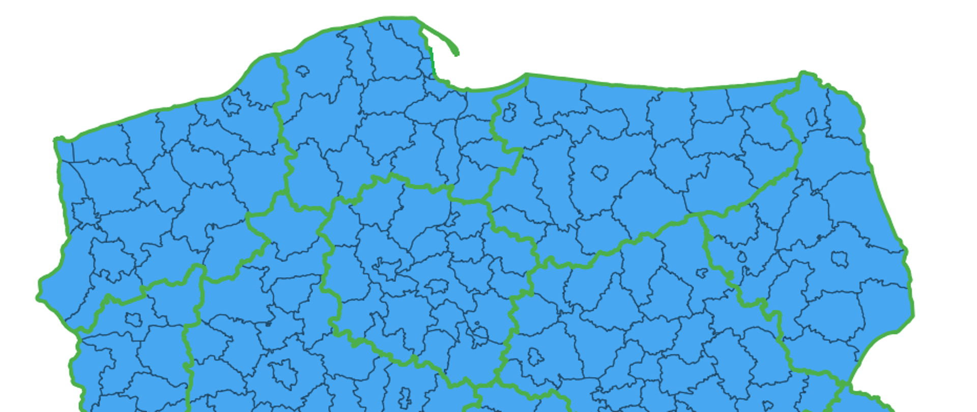 Ilustracja przedstawia mapę Polski z podziałem na powiaty, na której zaznaczone kolorem niebieskim są powiaty umożliwiające pobieranie pobieranie danych dotyczących geometrii działek i budynków.