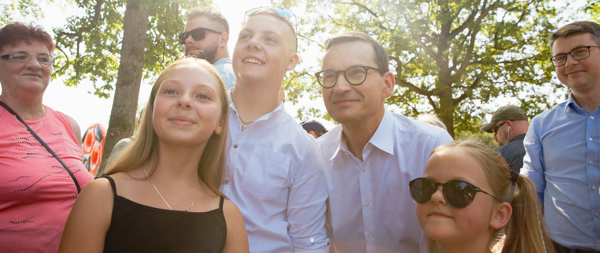 Premier Mateusz Morawiecki rozmawia z mieszkańcami.