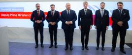Uczestnicy polskiej delegacji pozują do wspólnego zdjęcia po spotkaniu w siedzibie Nowojorskiej Giełdy Papierów Wartościowych