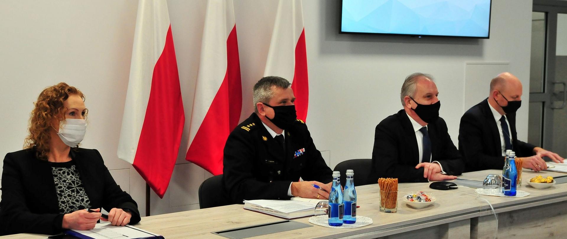 Zdjęcie przedstawia władze szczebla wojewódzkiego podczas wideokonferencji z samorządowcami w sprawie szczepień przeciwko COVID-19.