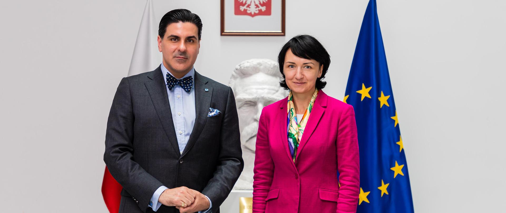 Podeskretarz Stanu Henryka Mościcka-Dendys z Kanclerzem Międzynarodowego Trybunału Karnego w Hadze, Osvaldo Zavala Gilerem na tle flagi polskiej i UE