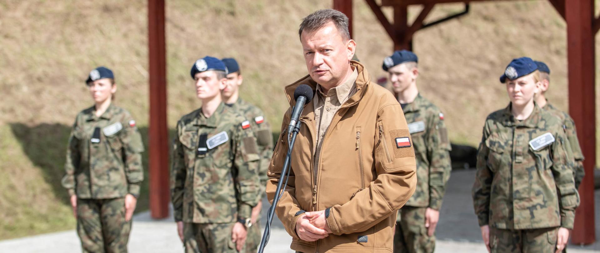 Spotkanie ministra na strzelnicy w Lipinach z kadetami i żołnierzami WOT