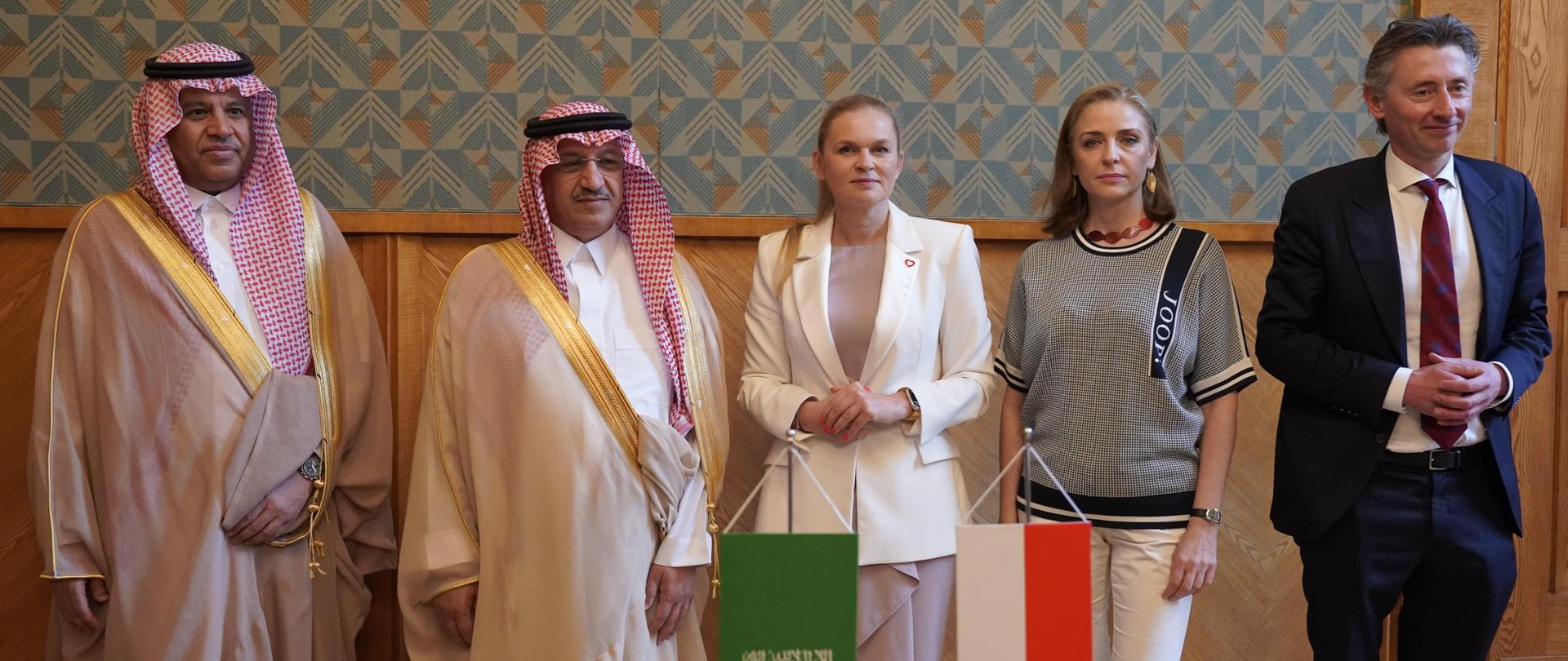Minister Edukacji Barbara Nowacka spotkała się z saudyjskim Ministrem Edukacji Yousefem Al-Benyanem. Rozmawiano między innymi o rozwijaniu edukacji przedszkolnej i szkolnej, a także o potrzebie ścisłej współpracy edukacji z nauką.