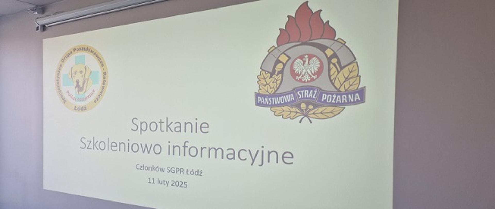 Slajd prezentacji na rzutniku z napisem spotkanie szkoleniowo informacyjne oraz logo psp