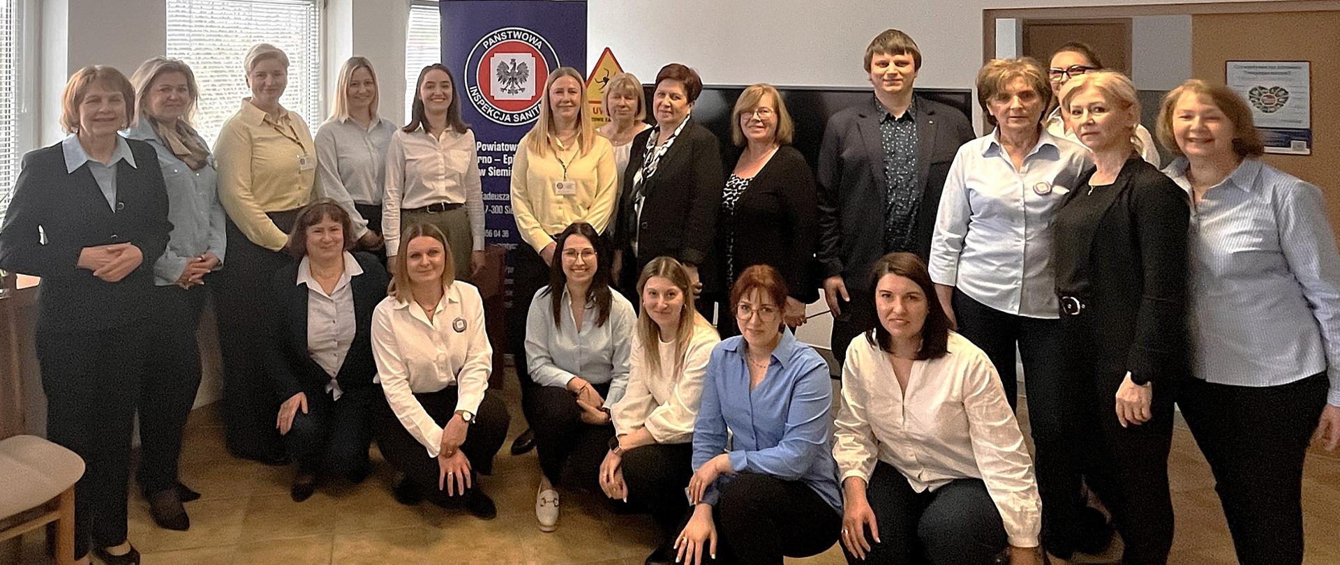 Wspólne zdjęcie uczestników i organizatorów Dnia Otwartego.