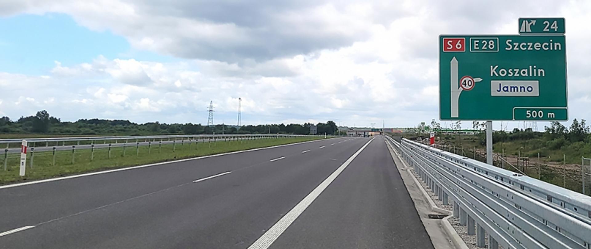 Znak drogowy z informacją o kierunkach: Szczecin, Koszalin, Jamno – 500 m przed zjazdem na trasie S6/E28.