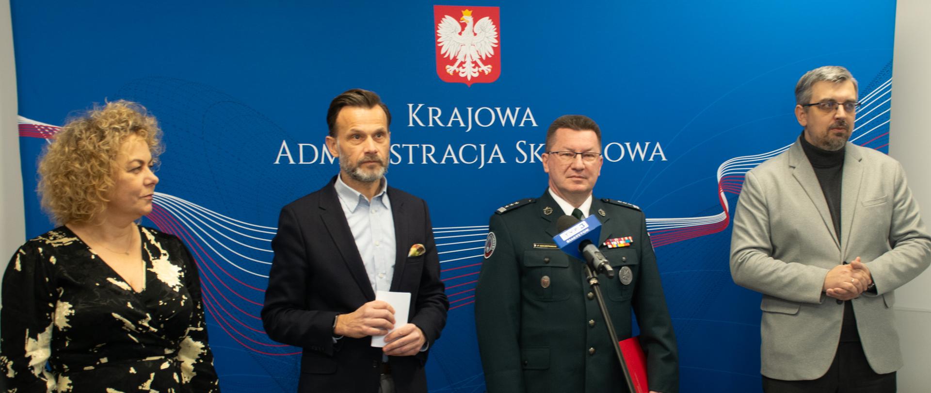 Briefing prasowy nt. 1,5% podatku zostaw w Podlaskiem! Prezes OWOP Iwona Zaborowska, Wojewoda Podlaski Jacek Brzozowski, Dyrektor IAS w Białymstoku insp. Piotr Szczepaniak, Rzecznik Prasowy podlaskiej KAS Radosław Hancewicz