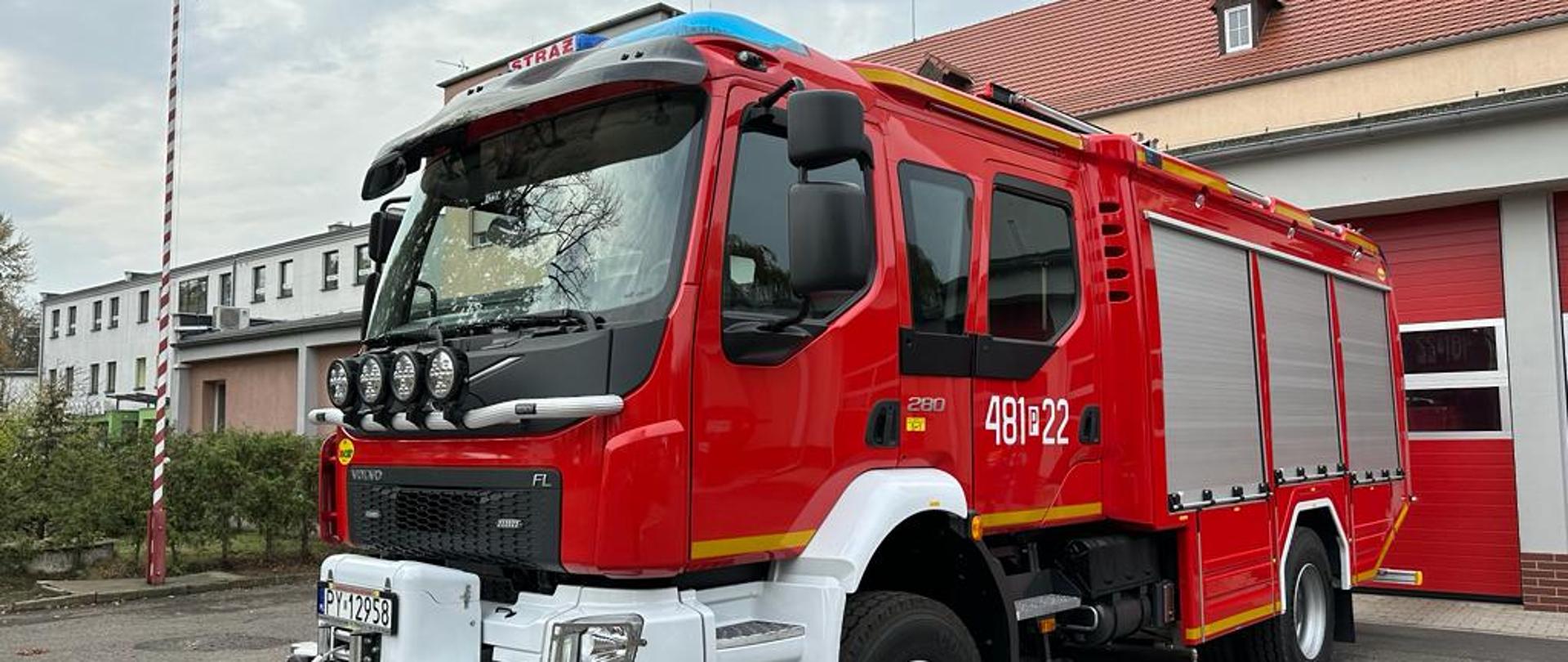 NOWY SAMOCHÓD RATOWNICZO-GAŚNICZY W KOŚCIAŃSKIEJ KOMENDZIE. Na zdjęciu nowy samochód ratowniczo-gaśniczy dla kościańskiej komendy, pojazd stoi przed budynkiem komendy.