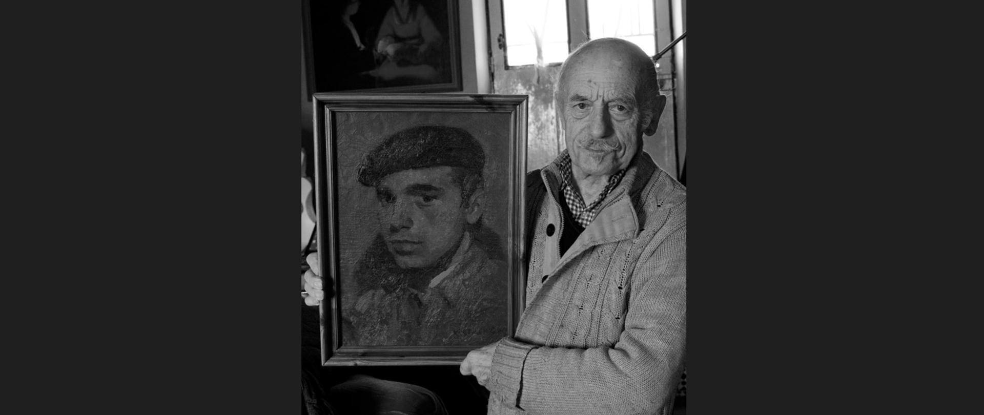 Leon Piesowocki ze swoim portretem pędzla Kazimierza Stachiewicza, fot. Jan Wiktor Sienkiewicz, pracownia artysty, Manas 2019