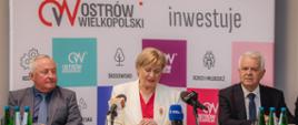 Zdjęcie grupowe z podpisania umowy
