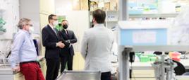 Premier Mateusz Morawiecki rozmawia z prezesem Agencji Badań Medycznych i z pracownikami Międzynarodowego Instytutu Biologii Molekularnej i Komórkowej.