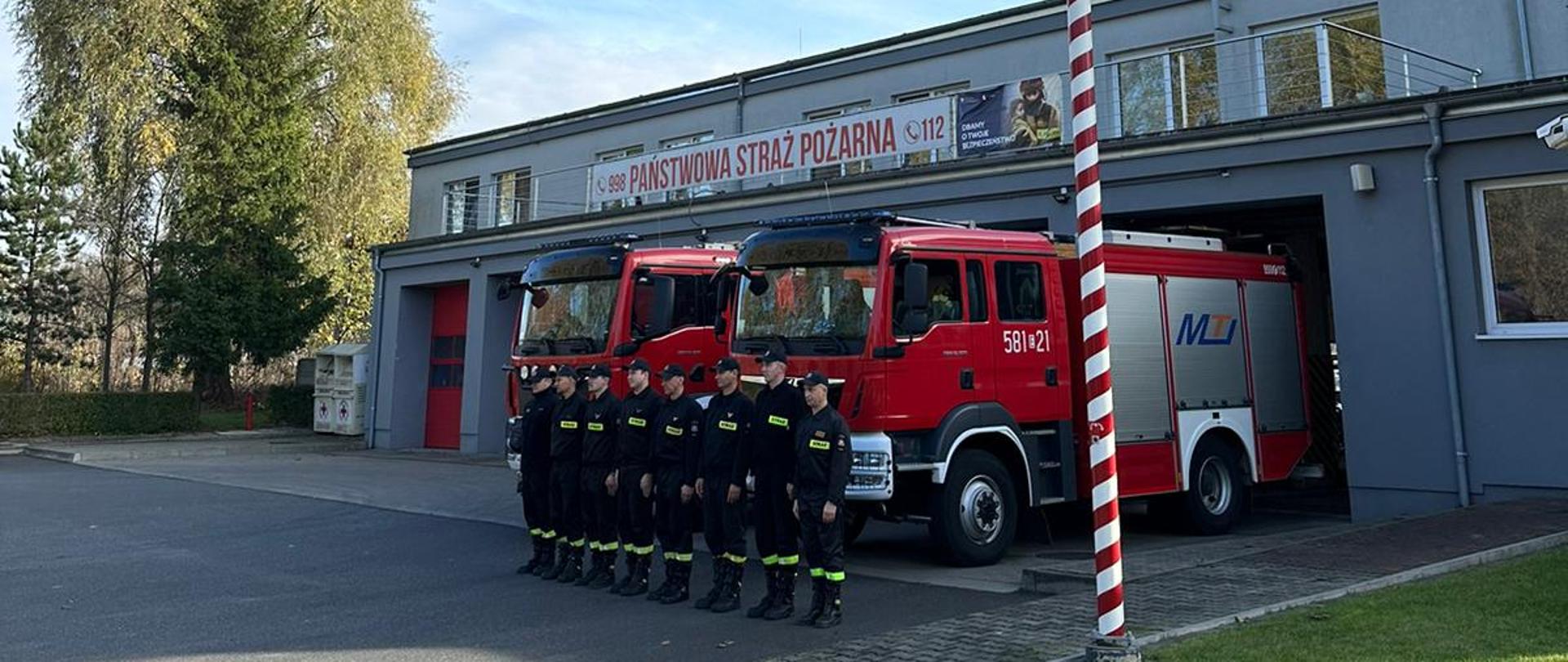 Zdjęcie przedstawia strażaków podczas odśpiewywania Hymnu Państwowego.