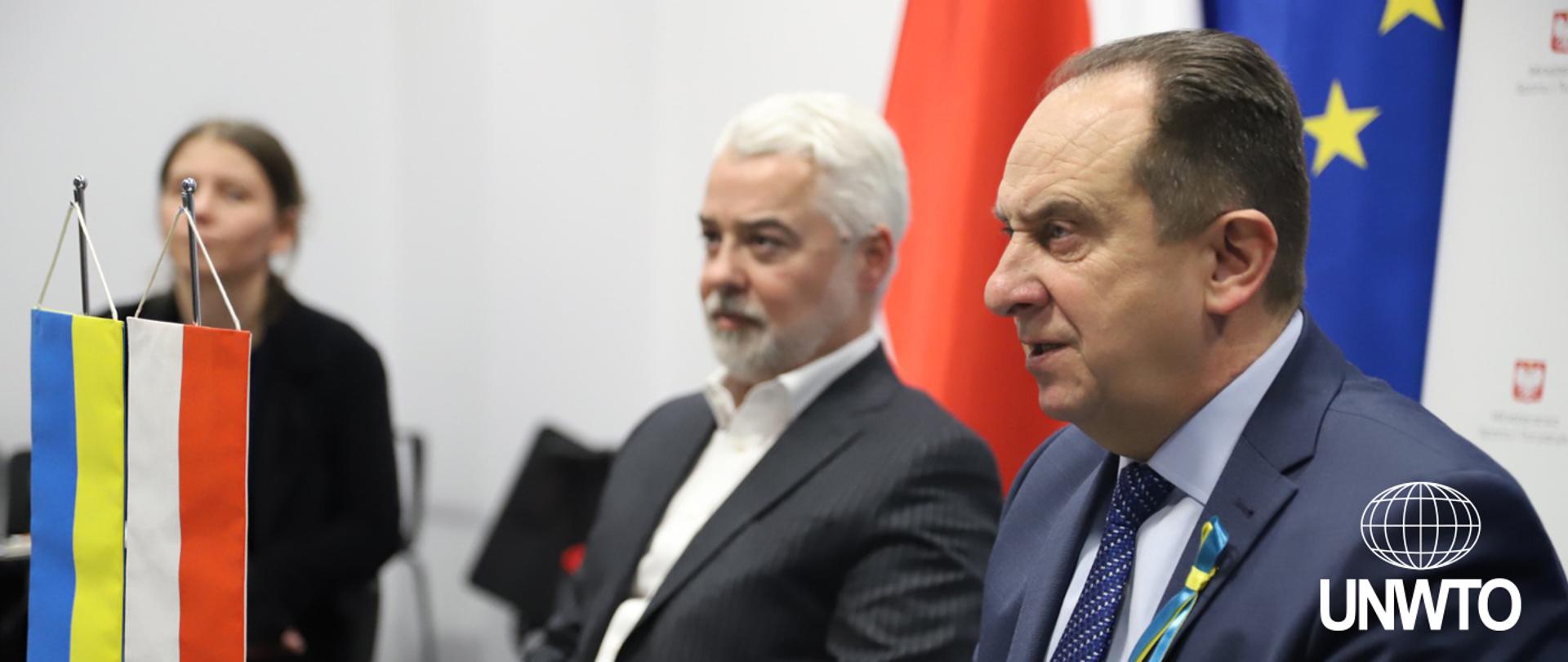 Światowa Organizacja Turystyki (UNWTO) zwoła nadzwyczajne posiedzenie w sprawie zawieszenia członkostwa Rosji. Na zdjęciu wiceminister sportu i turystyki Andrzej Gut-Mostowy podczas rozmów dotyczących sytuacji branży turystycznej w Polsce i Ukrainie w związku z inwazją Rosjan na Ukrainę.