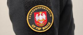 Nowy emblemat z herbem powiatu wałeckiego dla strażaków Komendy Powiatowej PSP w Wałczu na bluzie służbowej typu polar