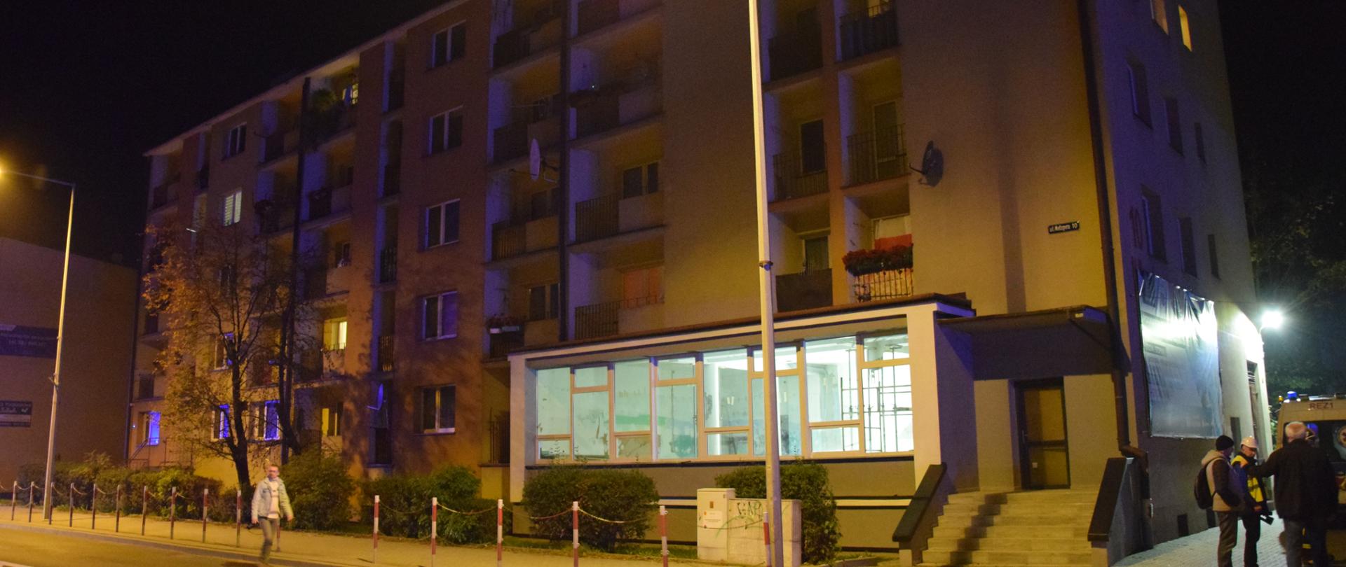 Na zdjęciu budynek przy ulicy Metzgera podczas ewakuacji mieszkańców