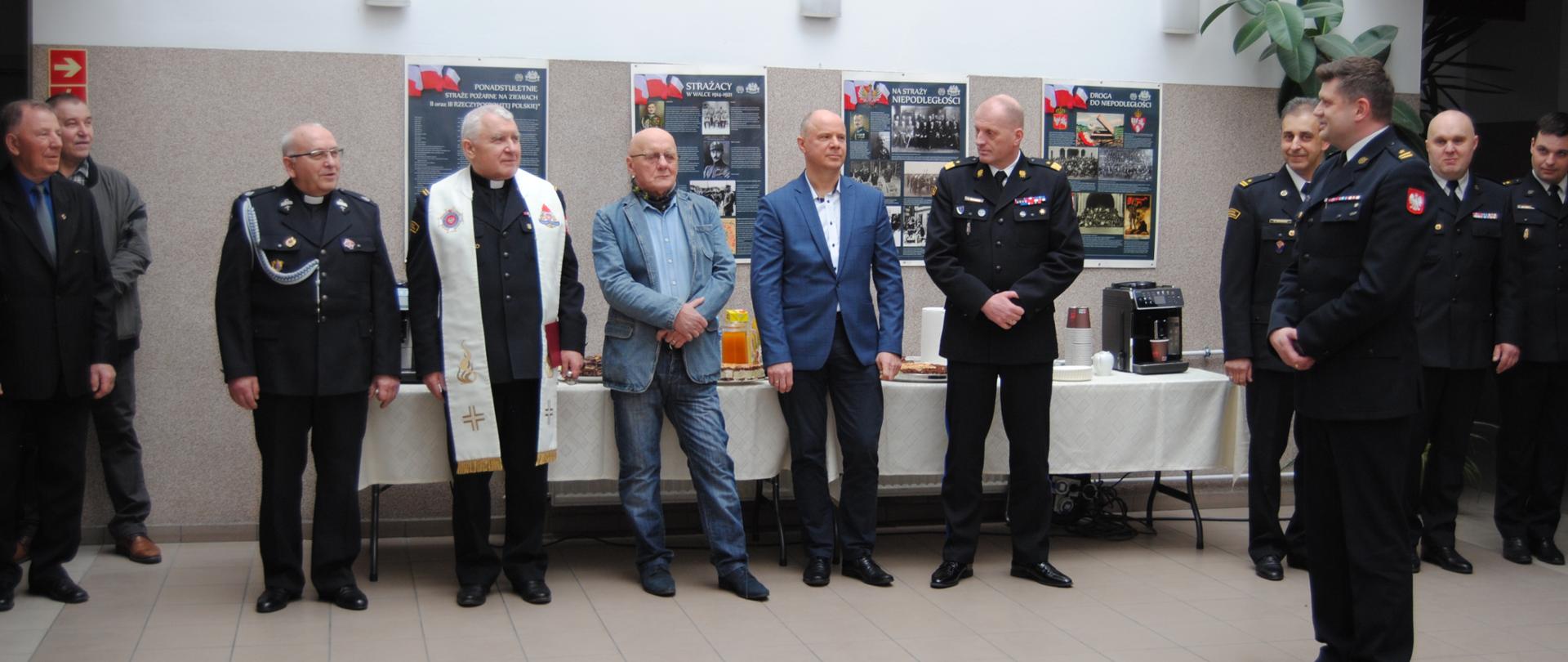 od lewej ks. kapelan OSP, ks. Kapelan PSP, były komendant Józef Chmielewski, były komendant Wojciech Siergiej, zachodniopomorski komendant wojewódzki PSP, komendant powiatowy PSP w Stargardzie