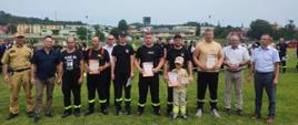 Zdjęcie przedstawia dekorację kapitanów poszczególnych drużyn OSP 
