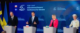Premier Mateusz Morawiecki, premier Ukrainy Denys Szmyhal, przewodnicząca Komisji Europejskiej Ursula von der Leyen i premier Szwecji Magdalena Andersson podczas Międzynarodowej Konferencji Darczyńców na rzecz Ukrainy