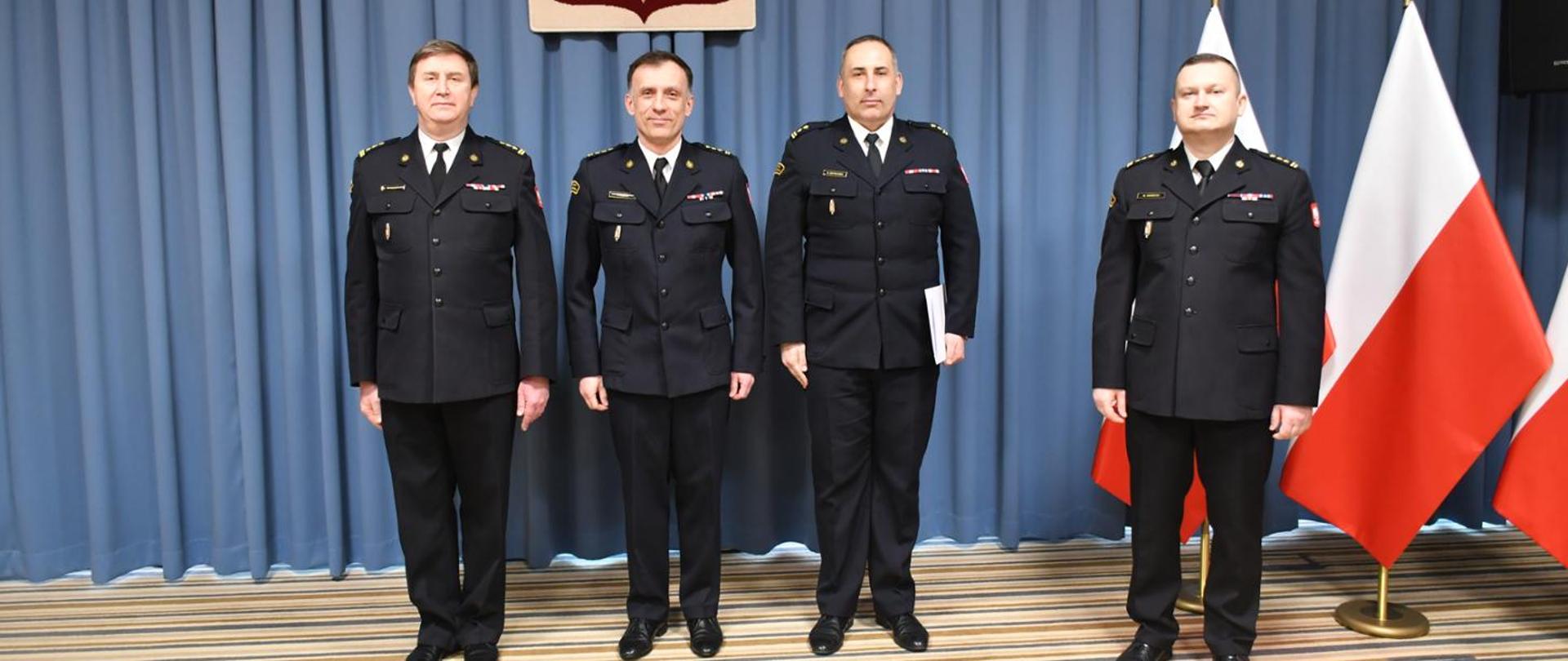 Powierzenie pełnienia obowiązków służbowych na stanowisku Zastępcy Komendanta Powiatowego PSP w Grodzisku Mazowieckim bryg. Markowi Szymankowi. Od prawej stoją: Mazowiecki Komendant Wojewódzki PSP st. bryg. Artur Gonera, p.o. Zastępcy Komendanta Powiatowego PSP w Grodzisku Mazowieckim bryg. Marek Szymanek, st. bryg. Piotr Gąska – p.o. Zastępca Mazowieckiego Komendanta Wojewódzkiego PSP, st. bryg. Krzysztof Tryniszewski Komendant Powiatowy PSP w Grodzisku Mazowieckim