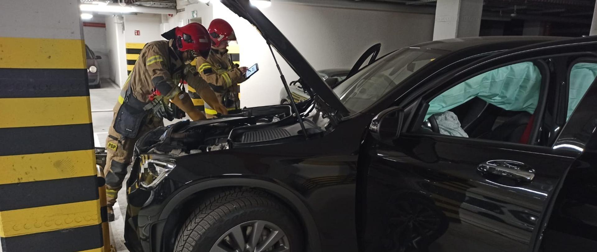Wypadek samochodu z napędem hybrydowym w garażu podziemnym
