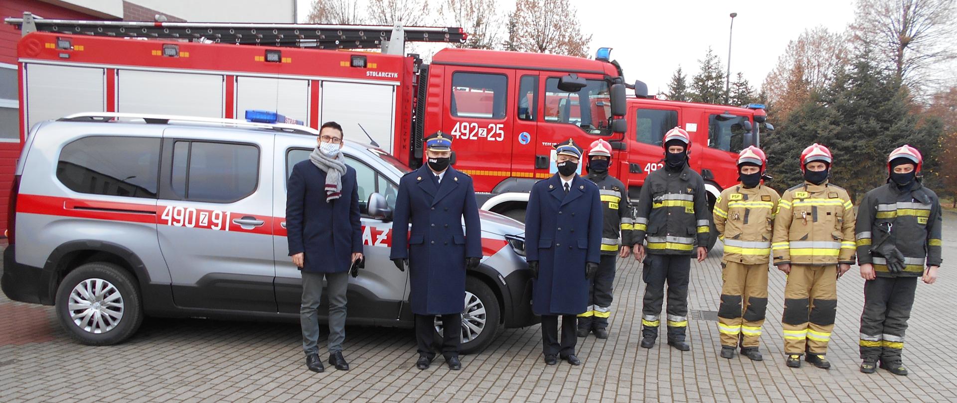 Na zdjęciu na tle nowego samochodu stoją strażacy z Posterunku w Dębnie wraz z kierownictwem i burmistrzem Dębna.