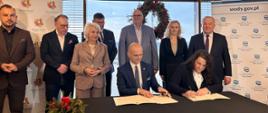 Magdalena Żmuda - Zastępca Prezesa Wód Polskich oraz Sylwester Ziemkiewicz podczas podpisania listu intencyjnego