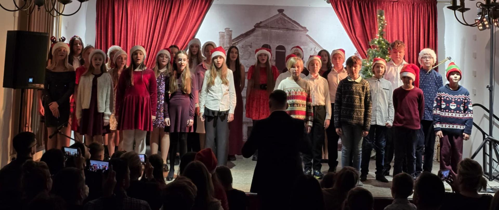 Chór i pan Piotr Gołowczyc