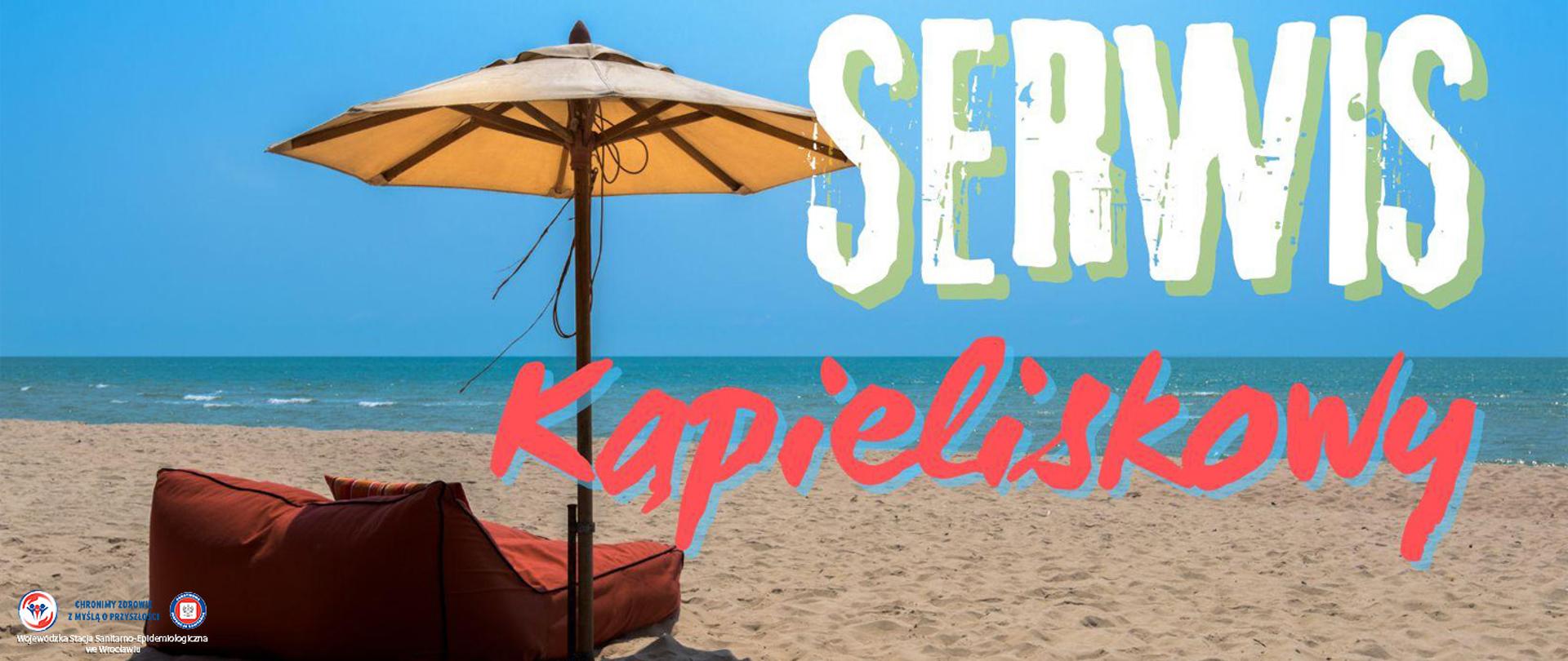 Parasol słoneczny oraz materac plażowy na piaszczystej żółtej plaży. w tle morze i fale