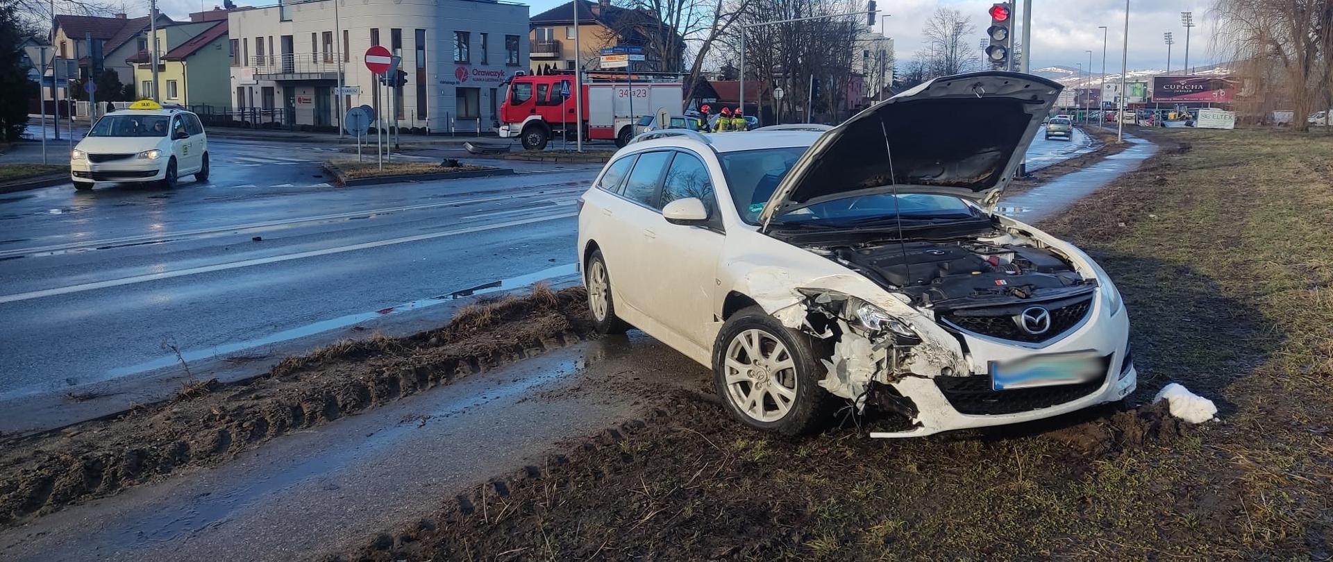 Uszkodzony samochód osobowy na poboczu.