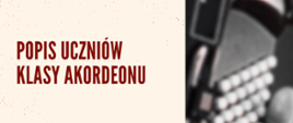 Po prawej manuał basowy akordeonu, po prawej bordowy napis na kremowym tle