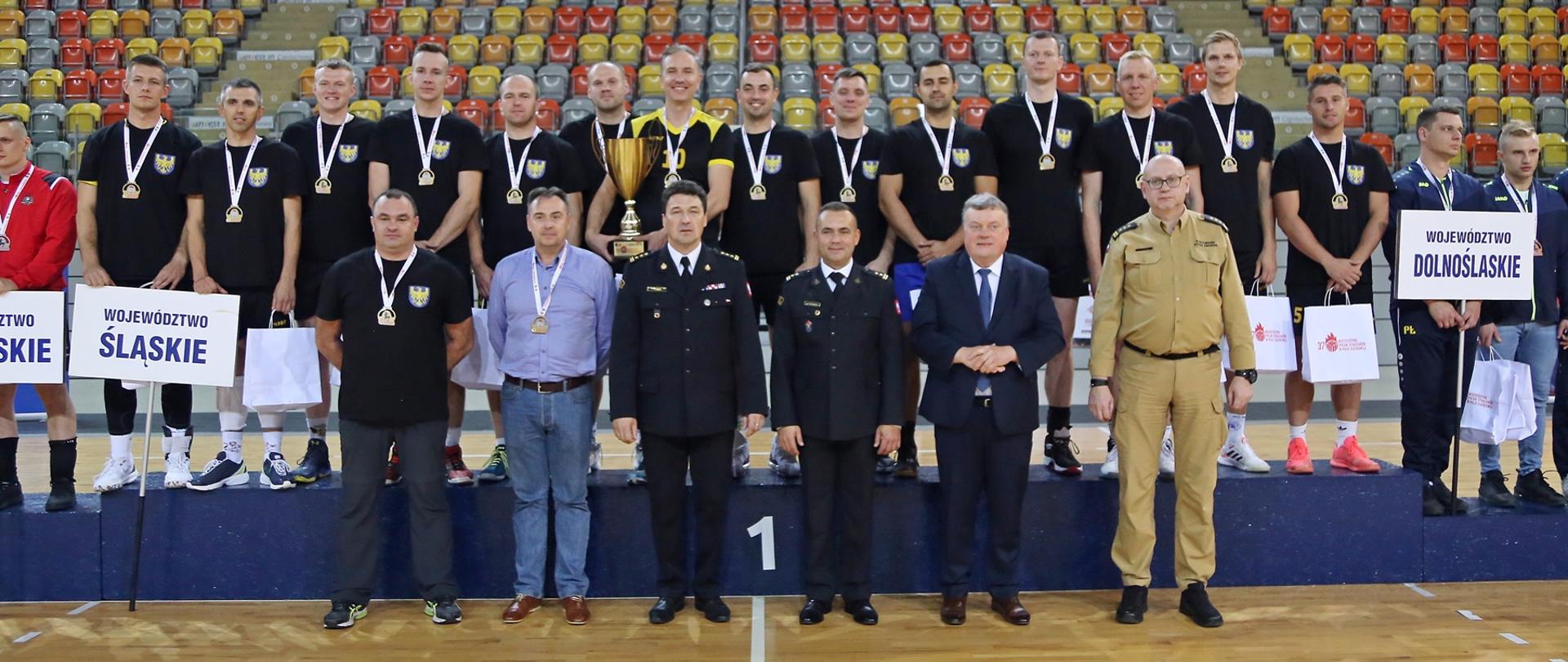 Na zdjęciu drużyna z województwa śląskiego na pierwszym stopniu podium 37 Mistrzostwa Polski Strażaków w Piłce Siatkowej