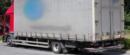 Przeładowany samochód ciężarowy stoi w punkcie kontrolnym opolskiej ITD. Duża masa ładunku znacznie obciąża tylną oś pojazdu.