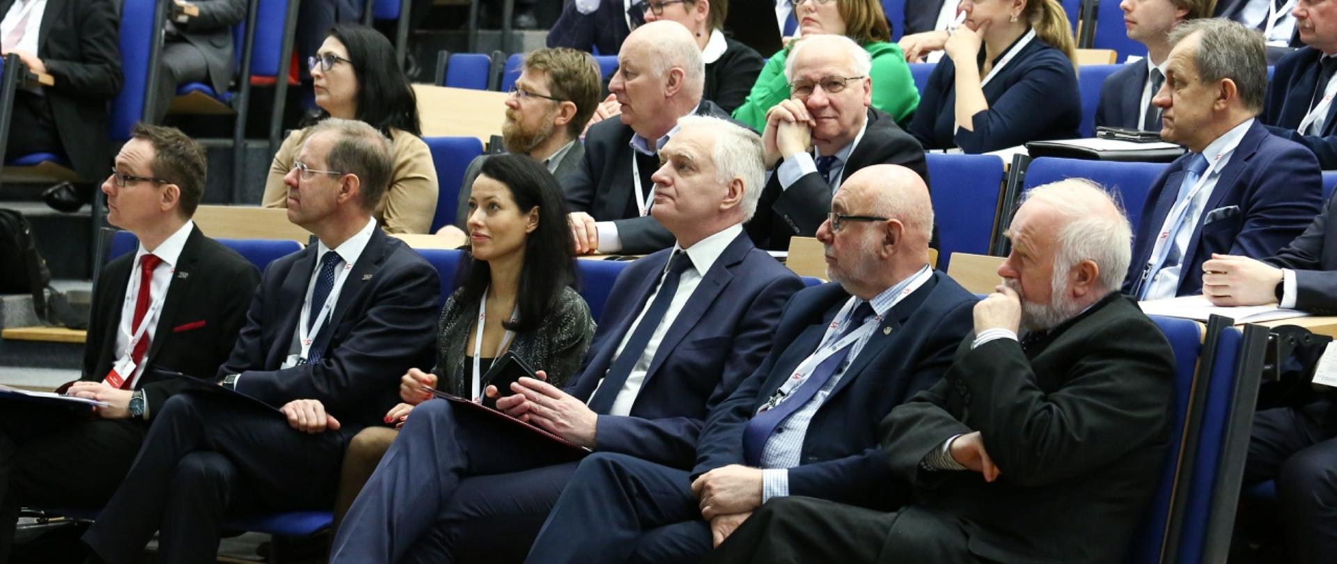 Widok na pierwsze rzędy siedzeń, na zdjęciu minister Gowin, dr Budzanowska i przedstawiciele Rad Uczelni.