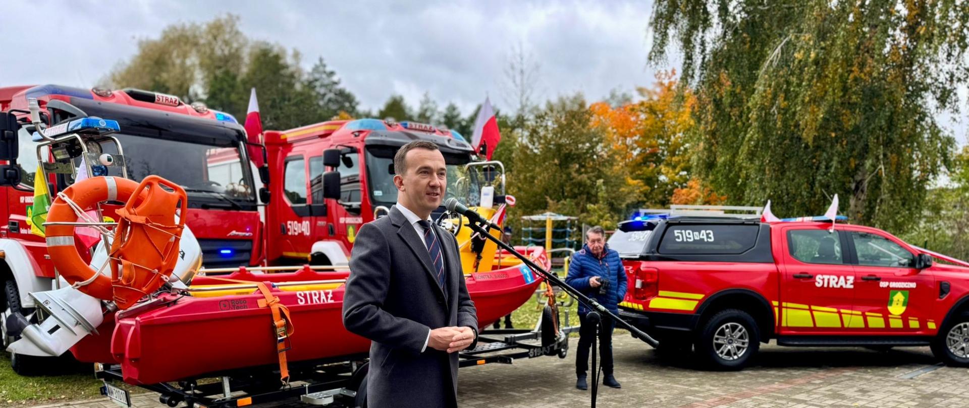Wicewojewoda Mateusz Szauer podczas przekazania nowoczesnego sprzętu dla strażaków z OSP Grodziczno