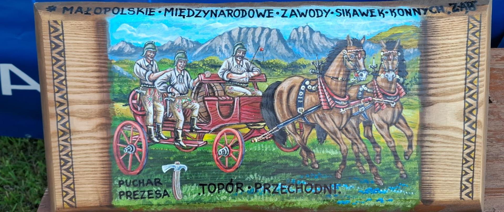 Pamiątkowa tabliczka- Strażackie Śpasy 2025- tabliczka z drewna przedstawia zabytkowy zaprzęg strażacki i strażaków w regionalnych mundurach