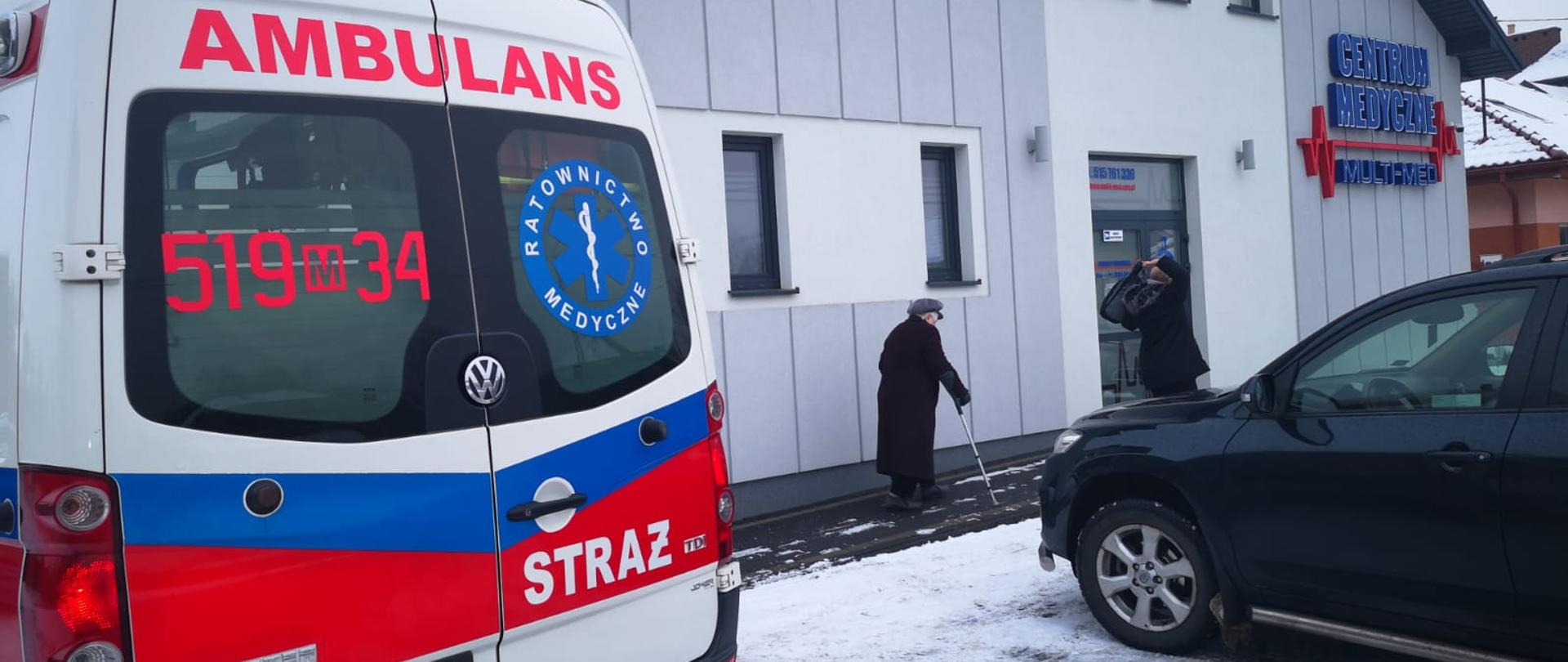 Starsza kobieta przy samochodzie OSP Sulejówek