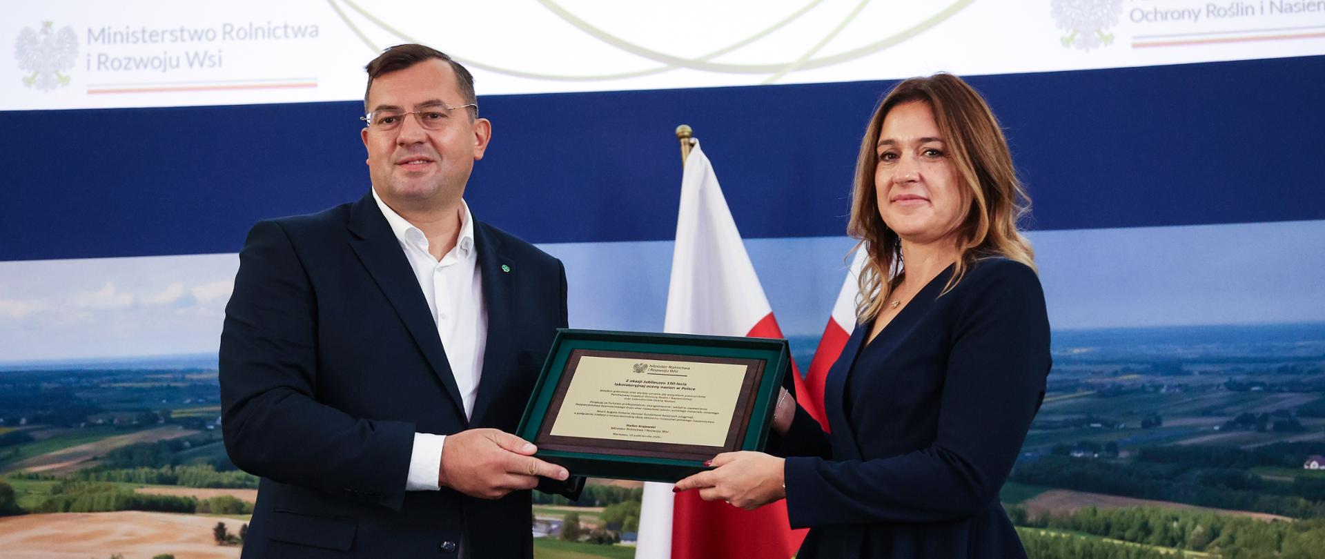 Minister Rolnictwa i Rozwoju Wsi Stefan Krajewski z Główną Inspektor Ochrony Roślin i Nasiennictwa Magdaleną Makowską