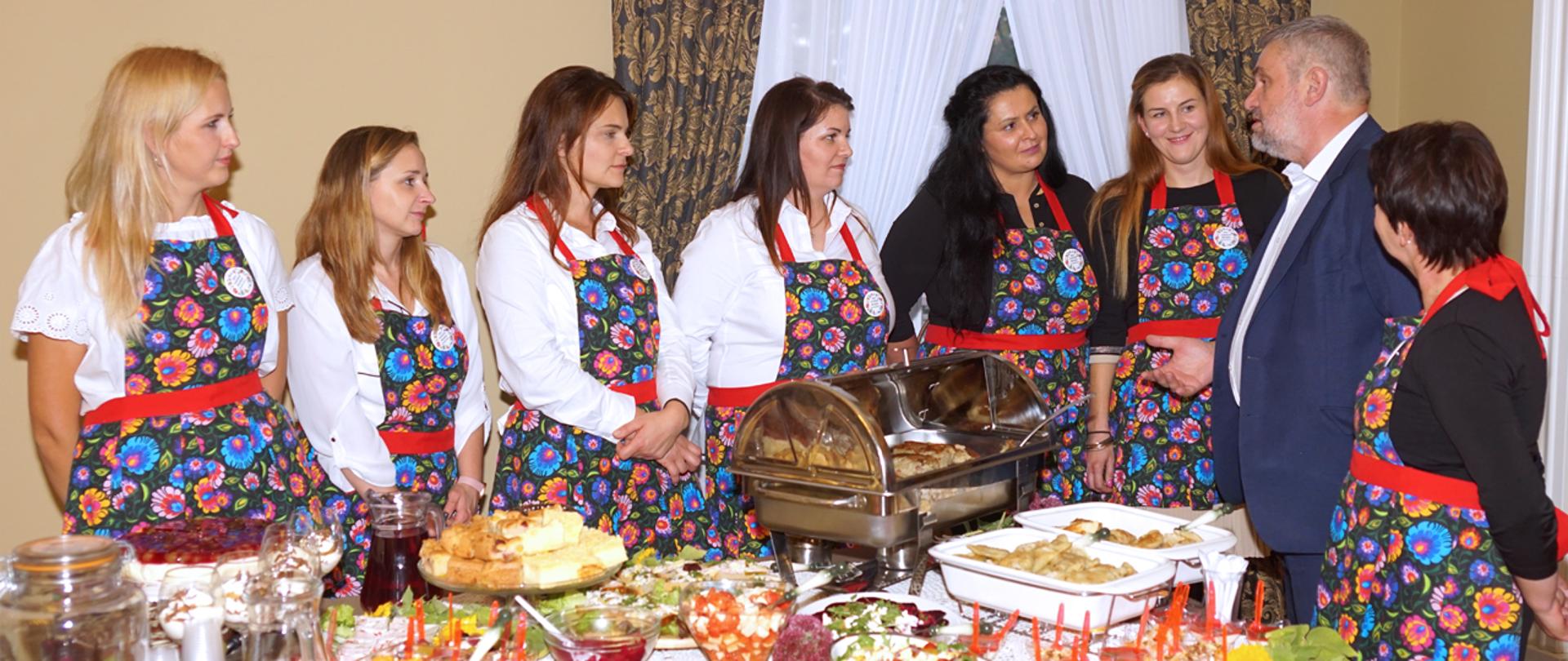 Główne Min. J.K. Ardanowski z przedstawicielkami KGW z Tymianek-Buci