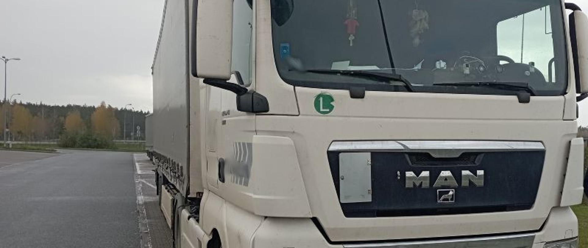 Widok kontrolowanej zagranicznej ciężarówki