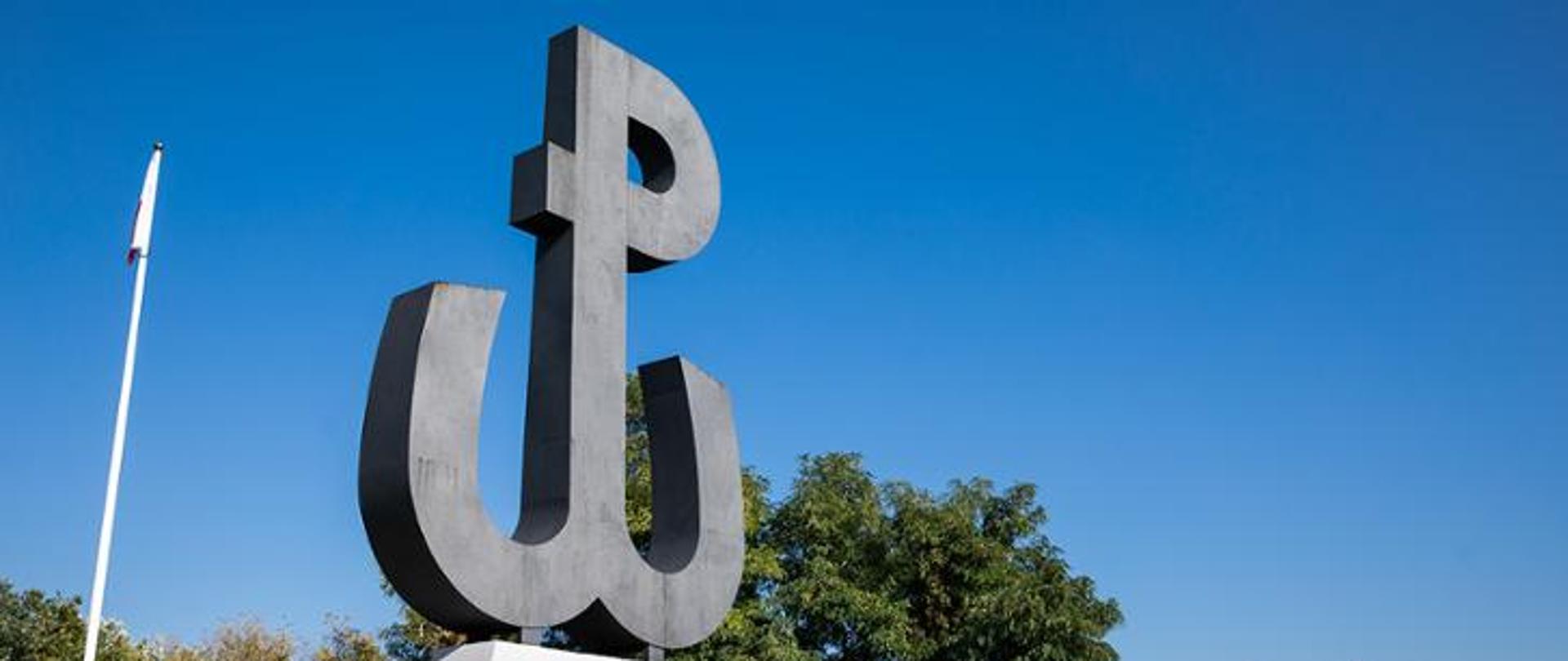 Na lewej stronie zdjęcia widoczny pomnik powstańczy Polski Walczącej