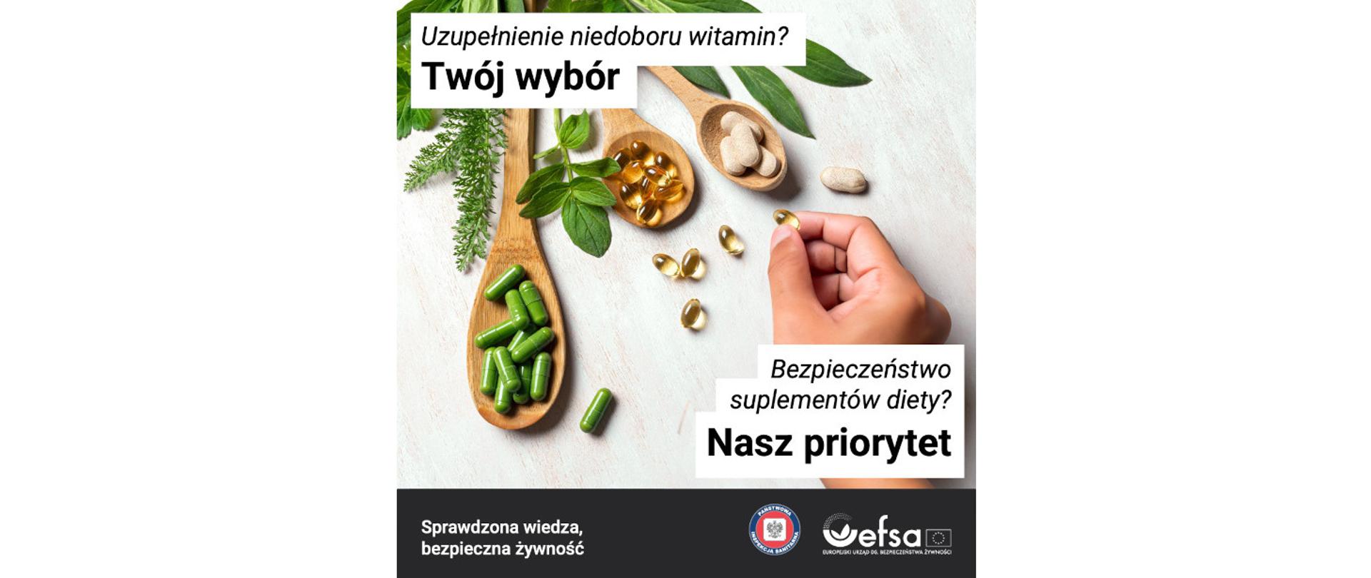 Na zdjęciu różne pastylki i kapsułki jako suplementy diety rozłożone na stole i na drewnianych łyżkach. Między łyżkami na stole leżą zielone zioła.