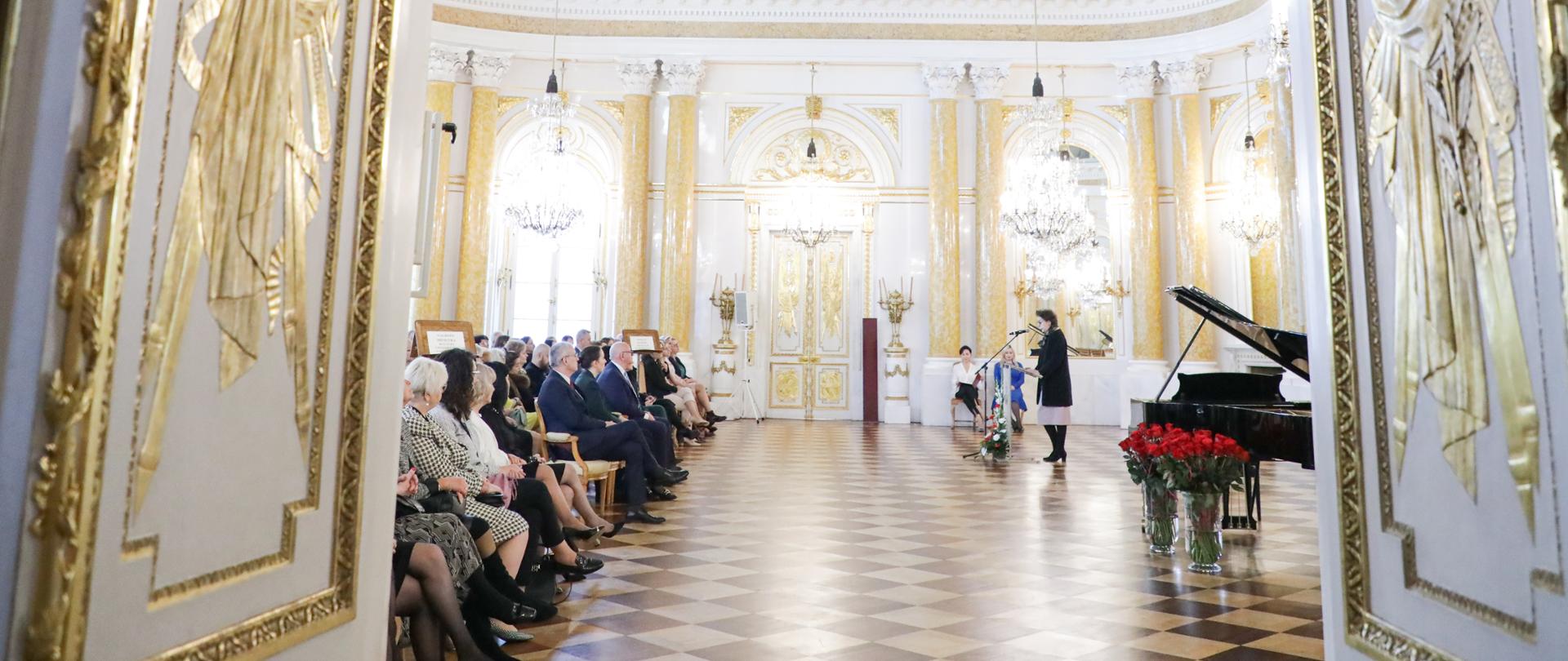 Medale i odznaczenia z okazji Dnia Edukacji Narodowej, fot. Danuta Matloch