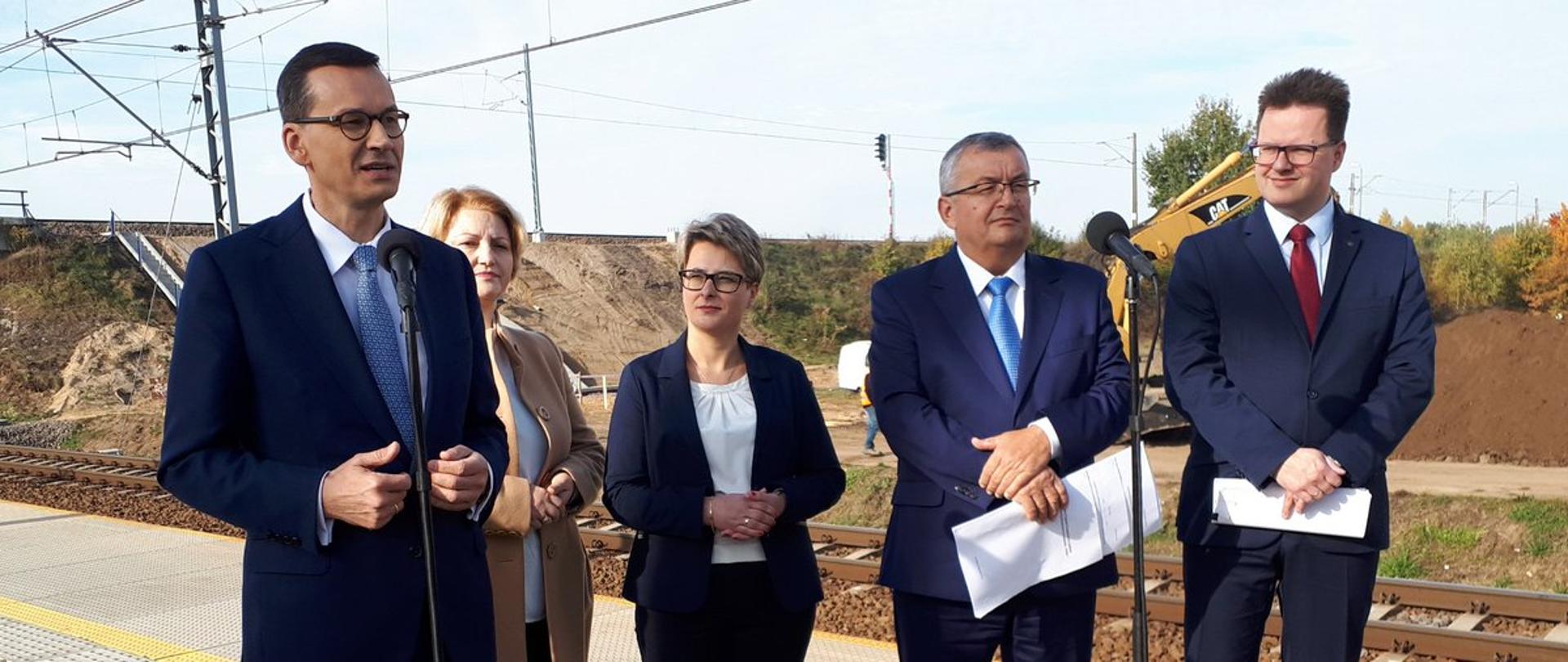 Premier M. Morawiecki, minister infrastruktury A. Adamczyk prezentują założenia programu Kolei +